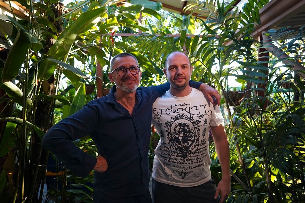 László (vlevo) a Peter (vpravo) stojí bok po boku obklopeni zelení kávové plantáže